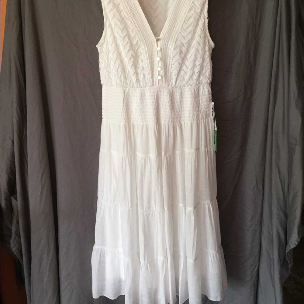 🌺 HP 🌺 J. Glee White dress w/ a V-neck featuring an overlay detail & 5-buttons
